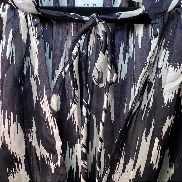 H&M, black and off-white Large tie V-neck blouse - Picture 9 of 11